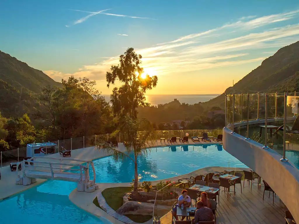 grande piscine camping Sol e Vista en Corse à Porto