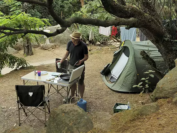 emplacement de camping ombragé à Porto en Corse